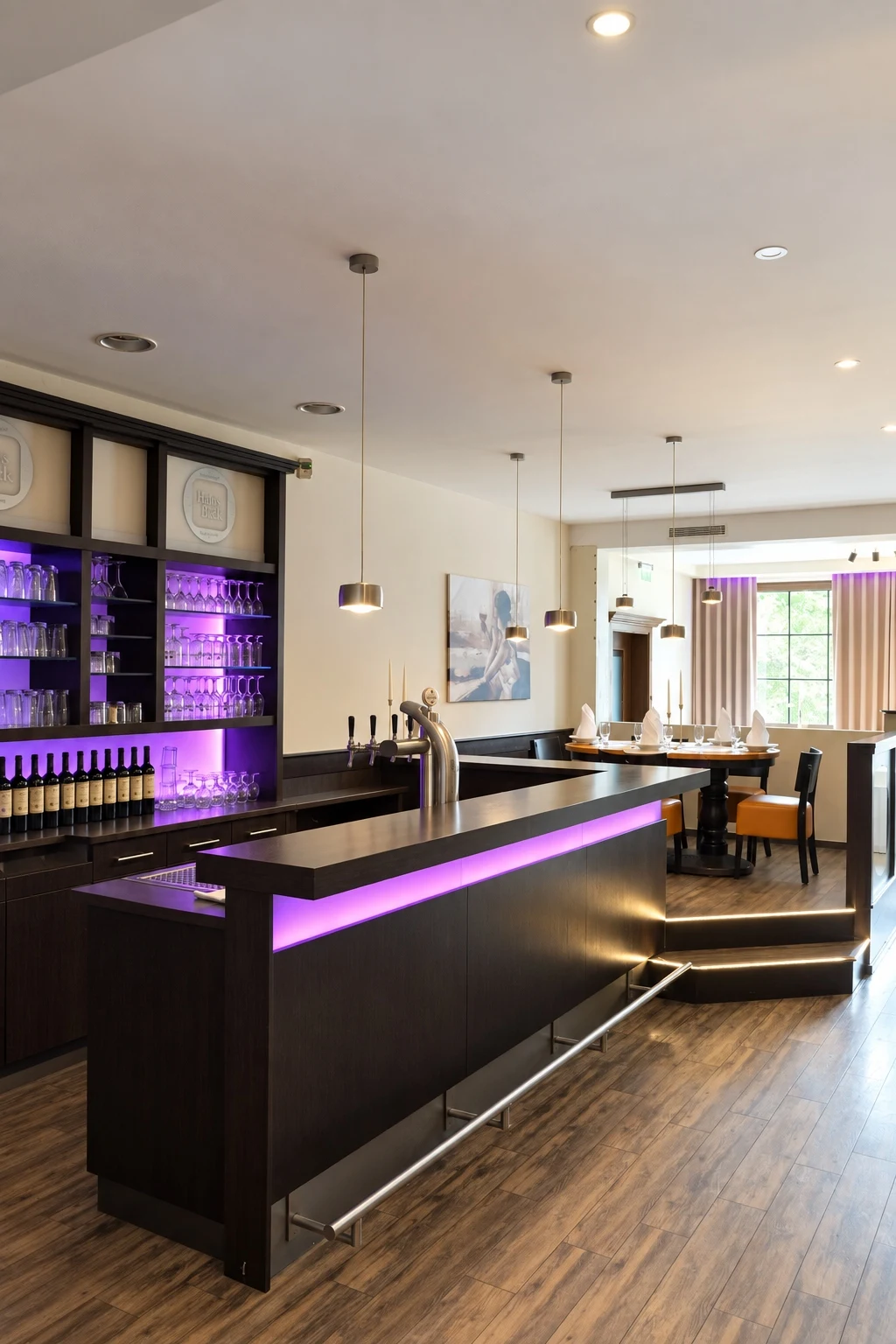 Bar mit stimmungsvoller violetter Beleuchtung in der Eventlocation Classic